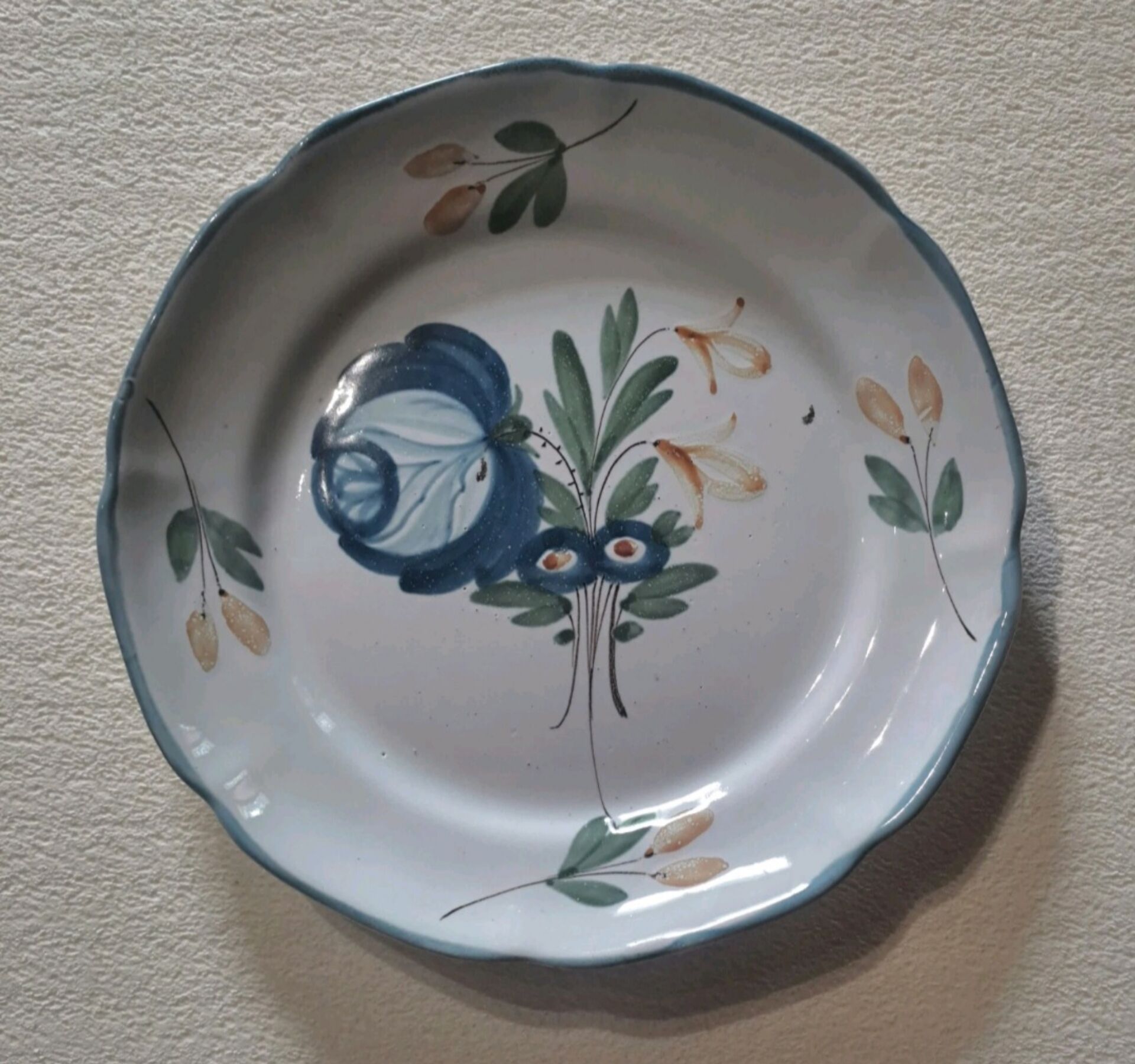 Earthenware plate from L'Est Walys, 19th century.