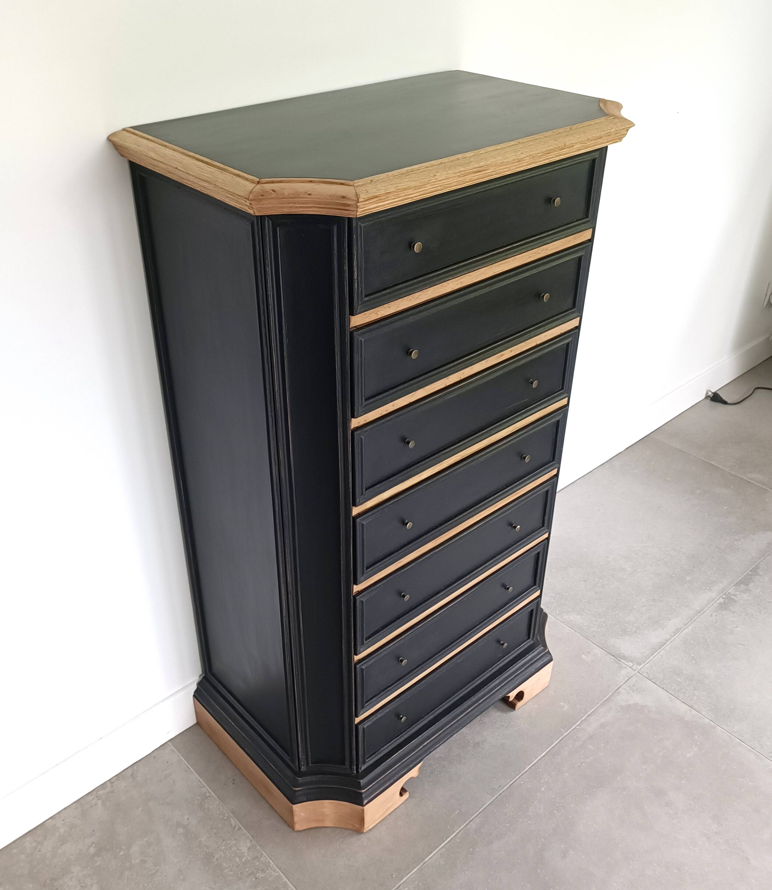 Seven-drawer chest of solid wood