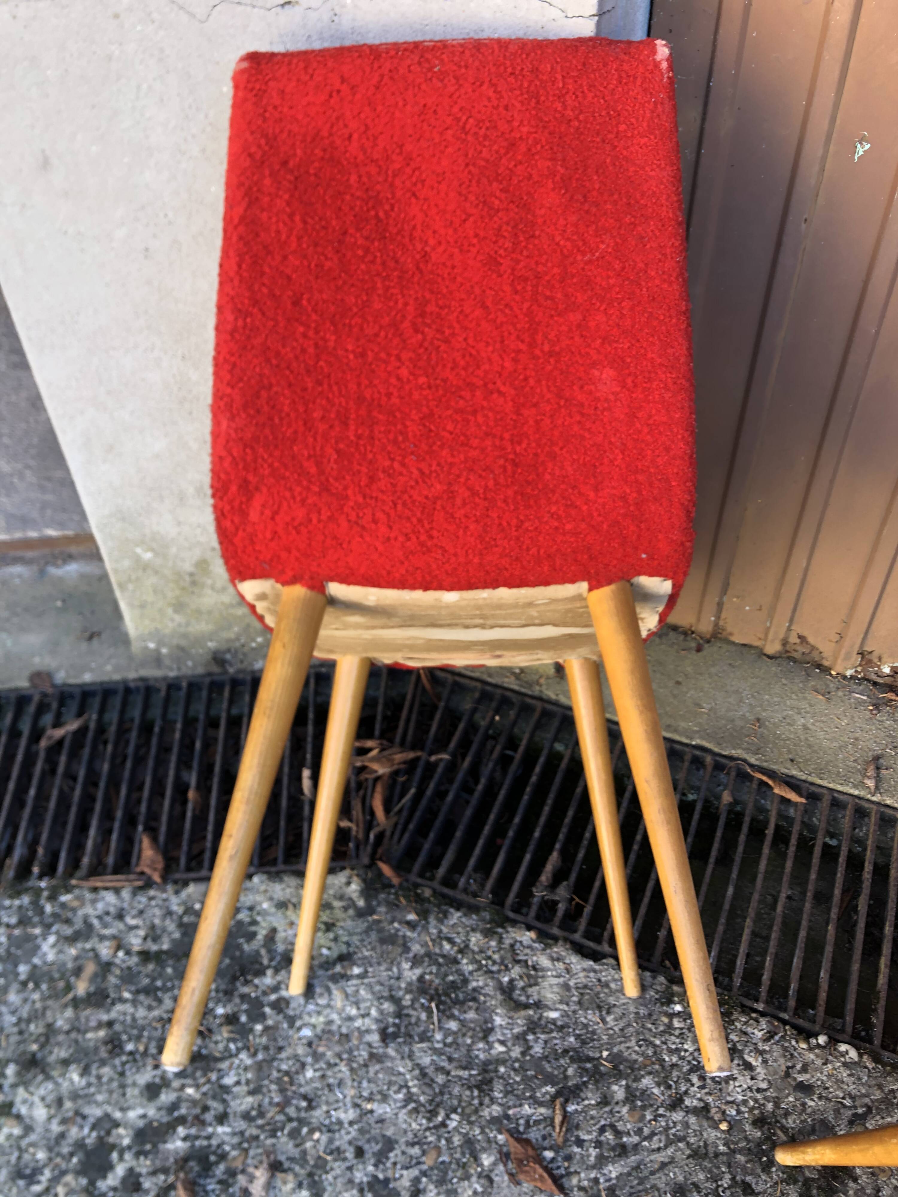 Chaises moumoute rouge vintage années 60