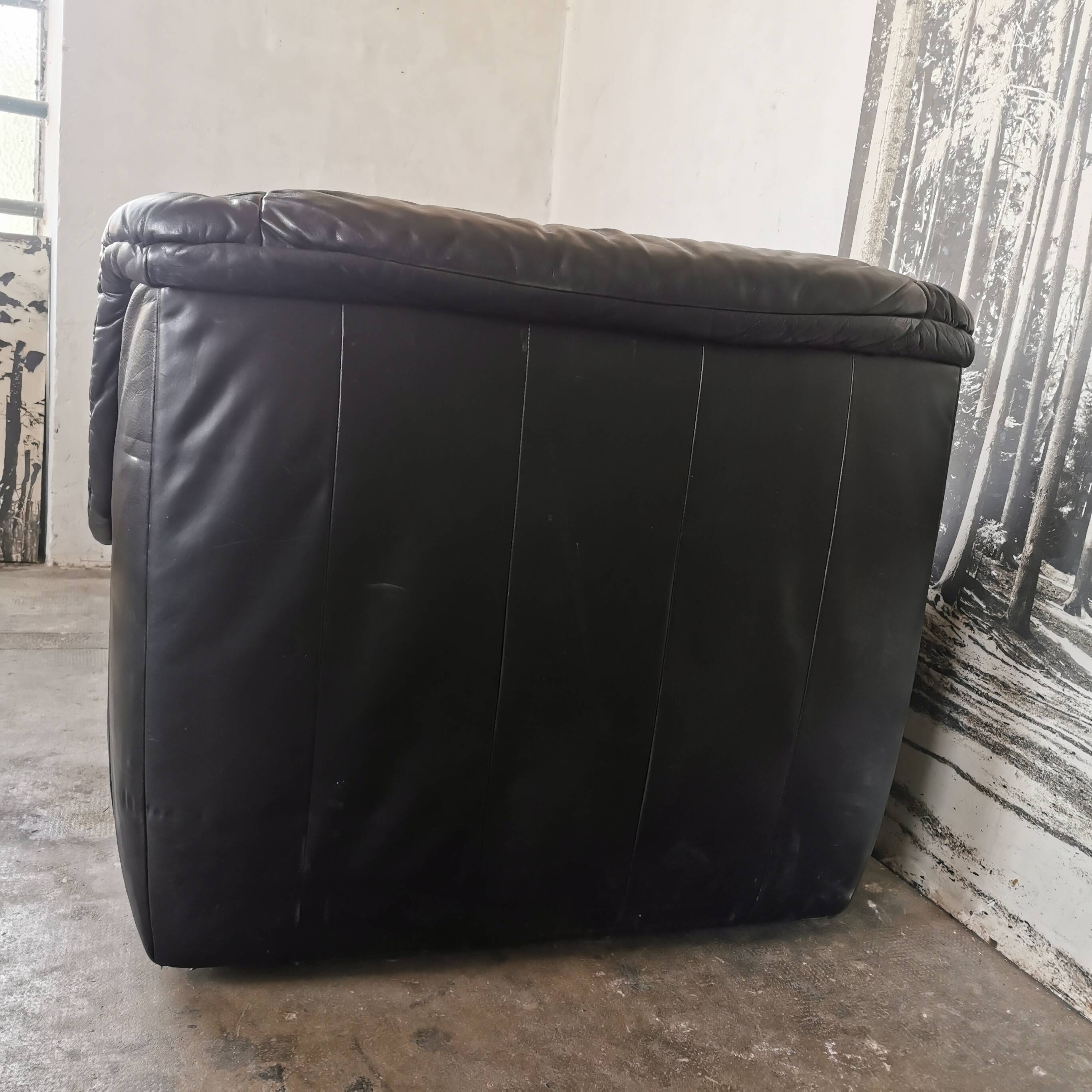 Pair of black leather armchairs from the 80s