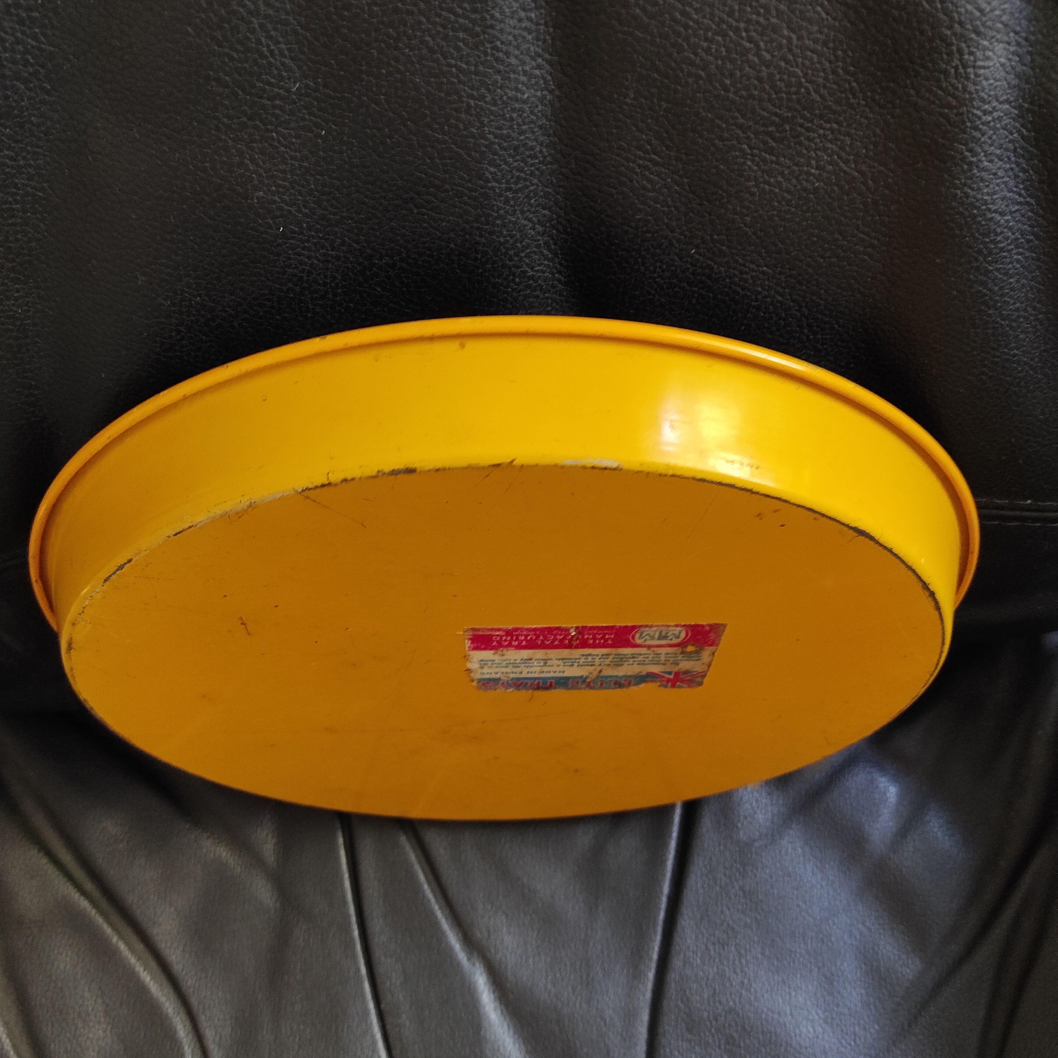 Plateau rond en métal vintage seventies jaune de 30 cm de diamètre