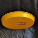 Plateau rond en métal vintage seventies jaune de 30 cm de diamètre