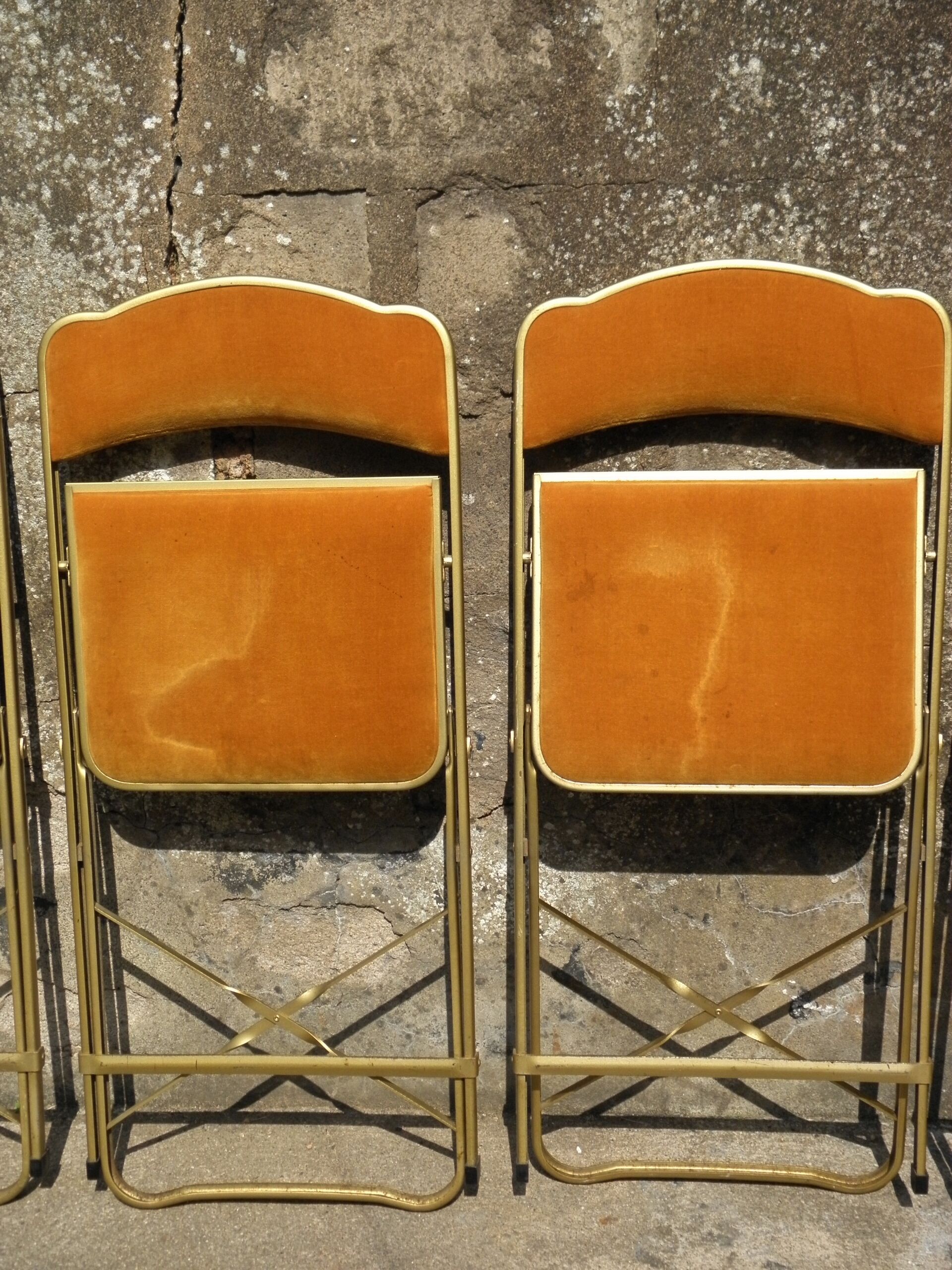 Lot de 6 chaises pliantes en velours et métal doré