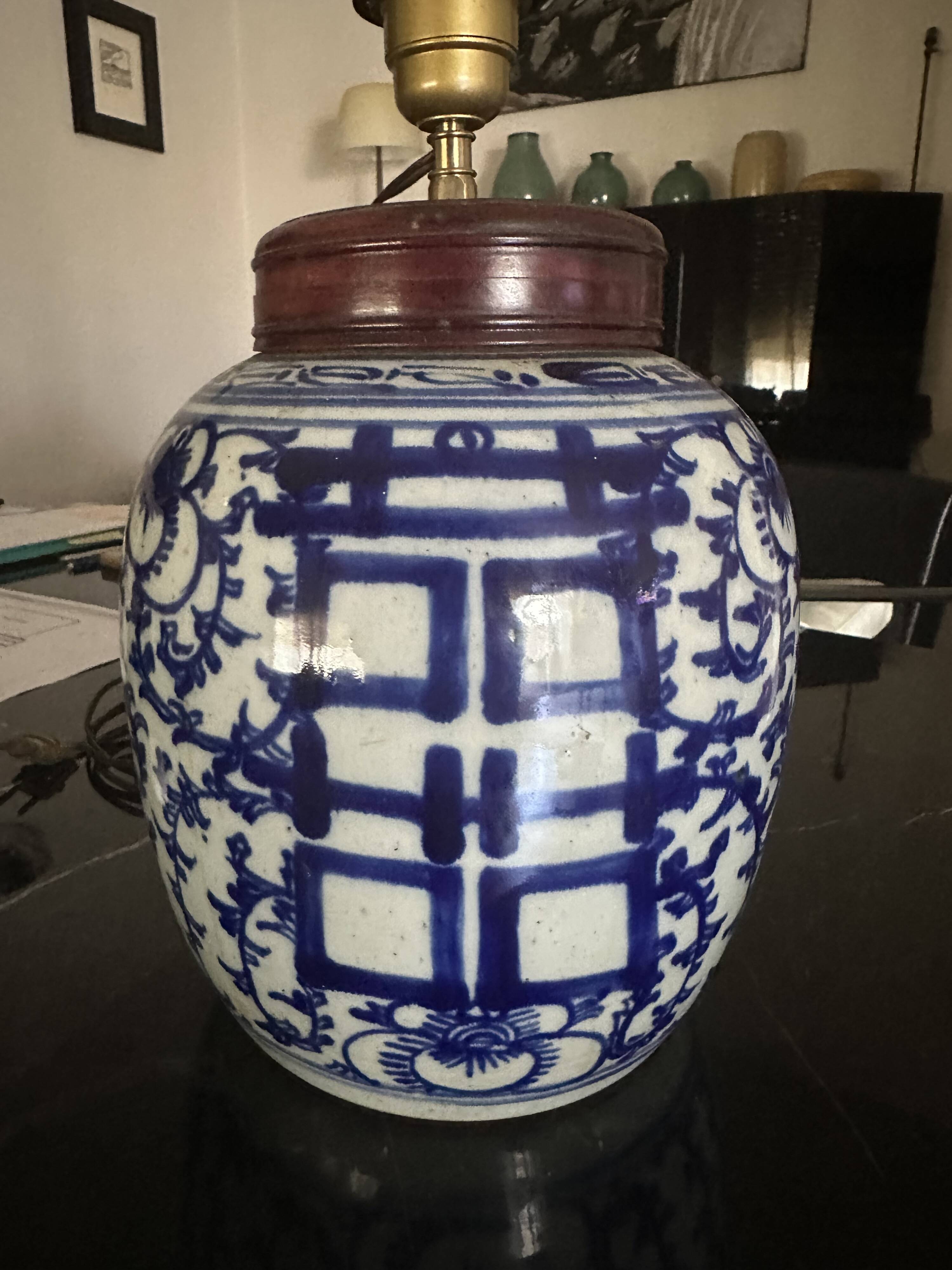 Asian lamp from the early 20th century in blue and white ceramic.