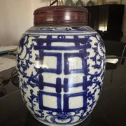 Asian lamp in white and blue ceramic, early 20th century.