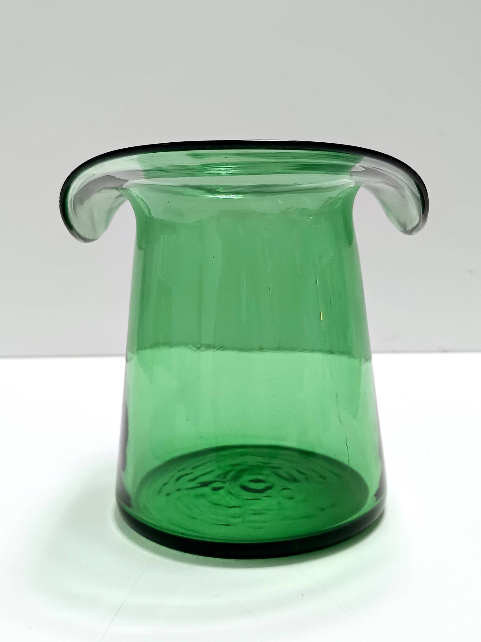 Vase cylindrique en verre soufflé à la main vert, Empoli, Italie