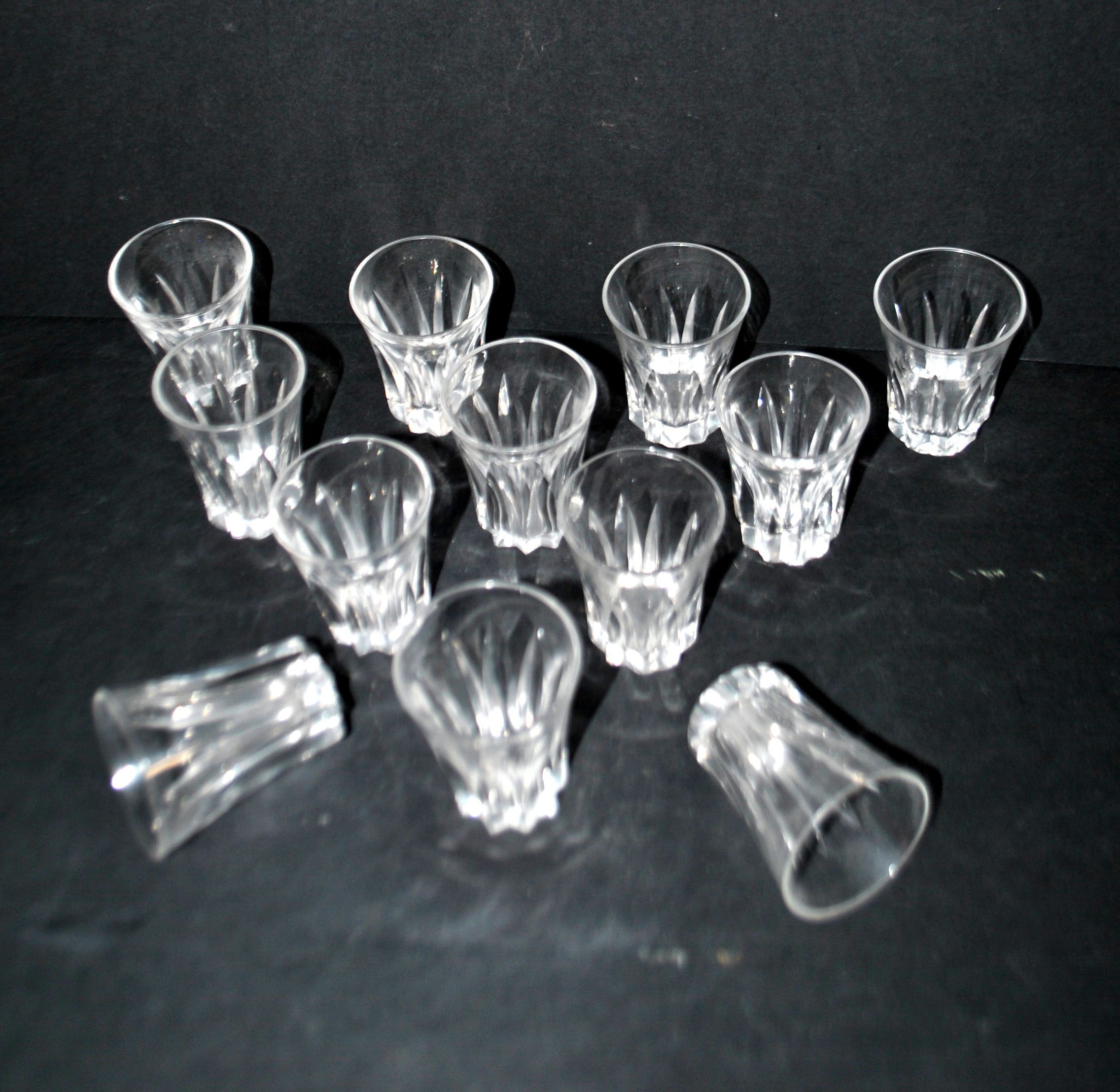 Baccarat set of 12 Art Deco cut crystal liqueur glasses star cave cabaret