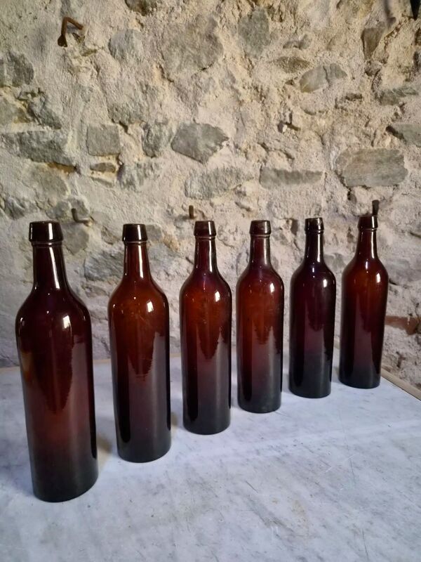 6 bouteilles de vin bordelaises anciennes en verre rubis-brun, France XIXe siècle