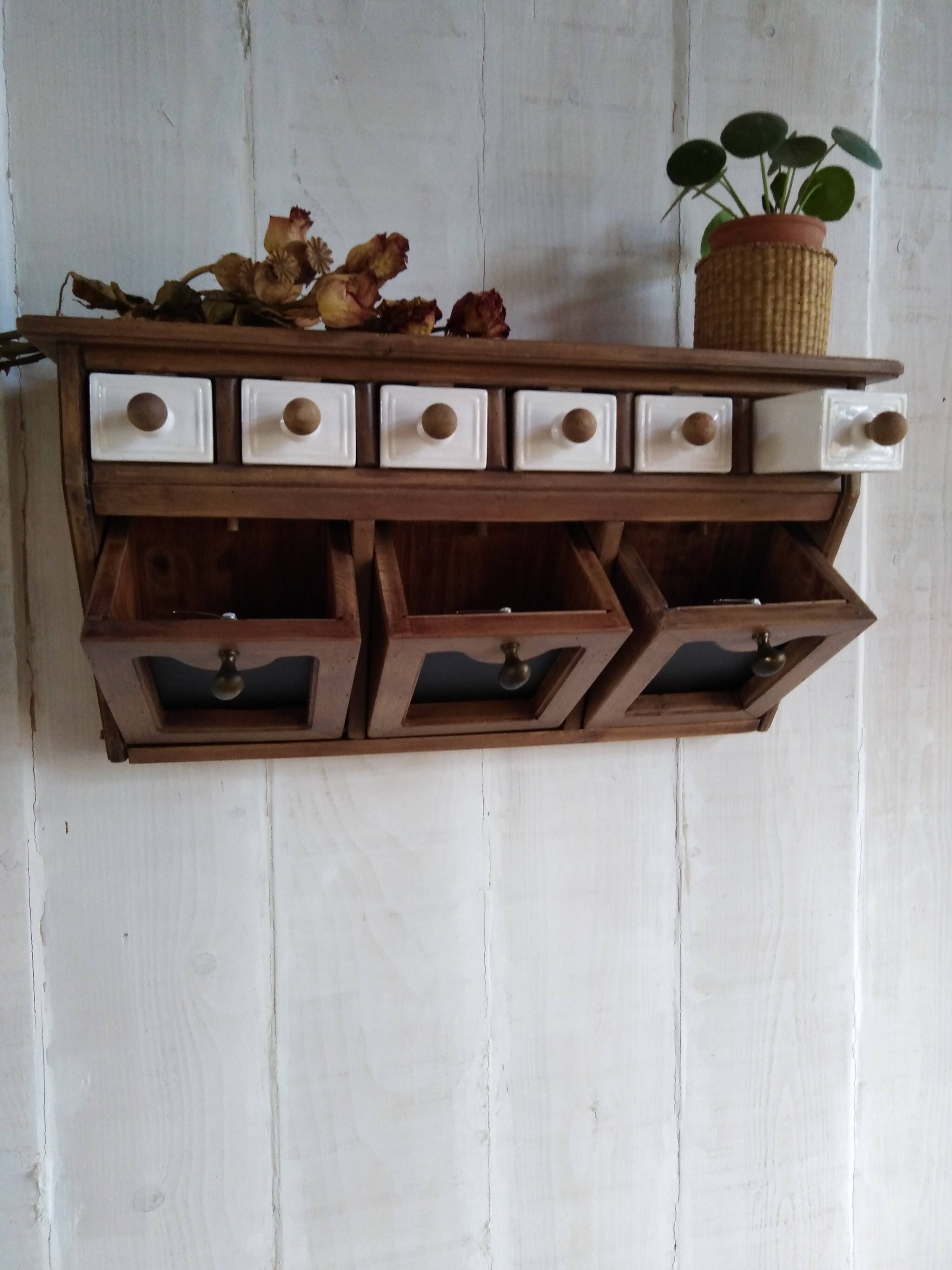 Shelf, spice dispenser