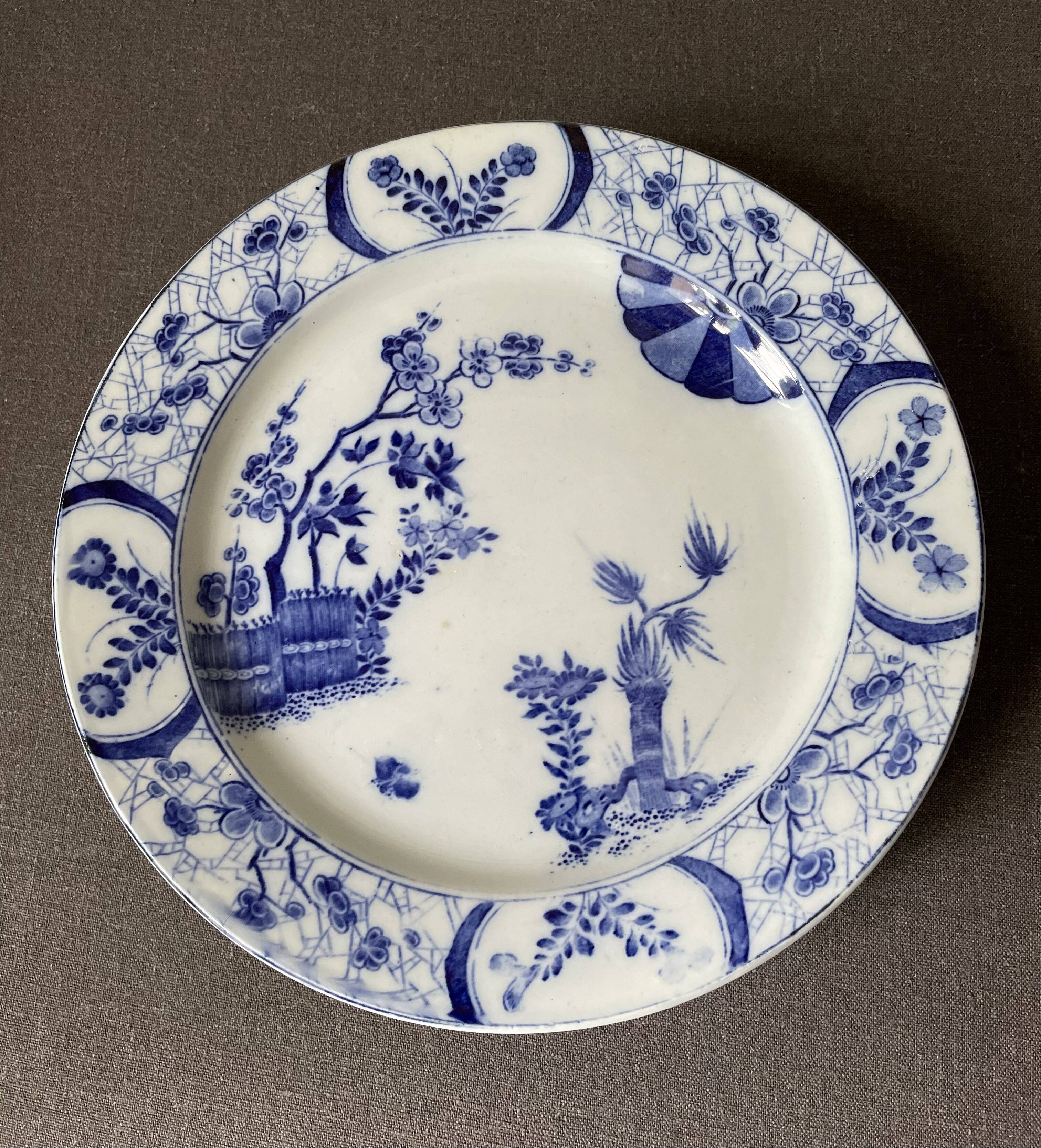 Assiette sur piédouche en faïence bleue et blanche Creil & Montereau, service "Japon", XIXème siècle