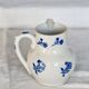 Pichet antique terre d'acier Saint-Uze motif fleuri bleu cobalt