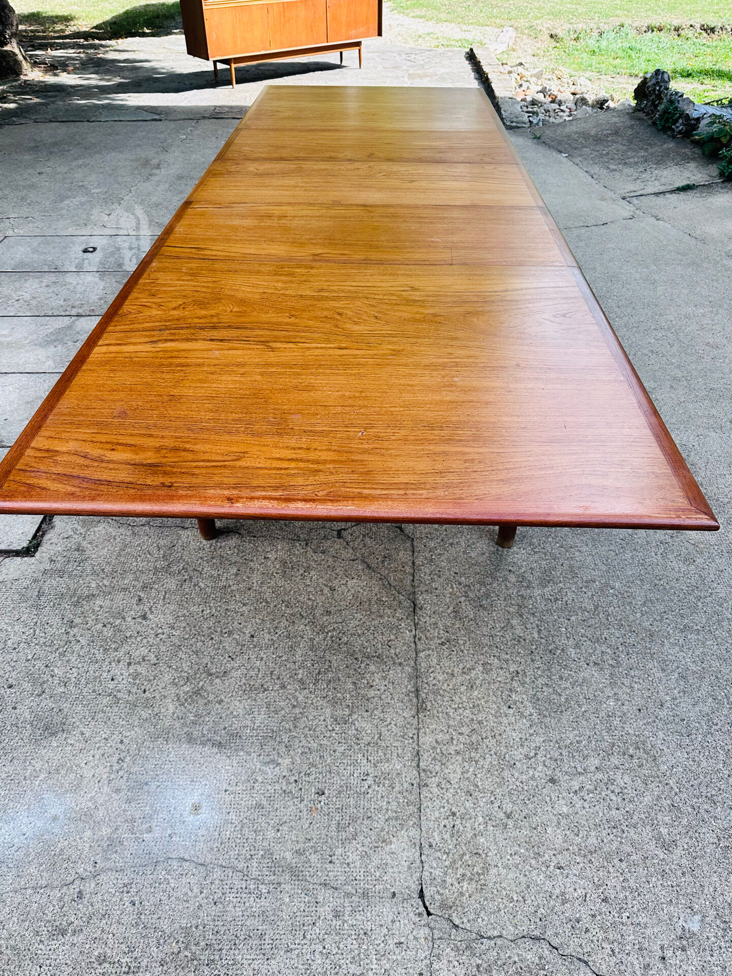 Table scandinave