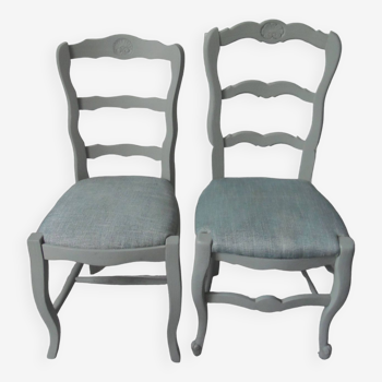 Duo de chaises dépareillées style campagne réenchantées en vert de gris, tapissées d'un tissu chiné