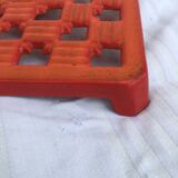 Flat enamelled cast iron rest