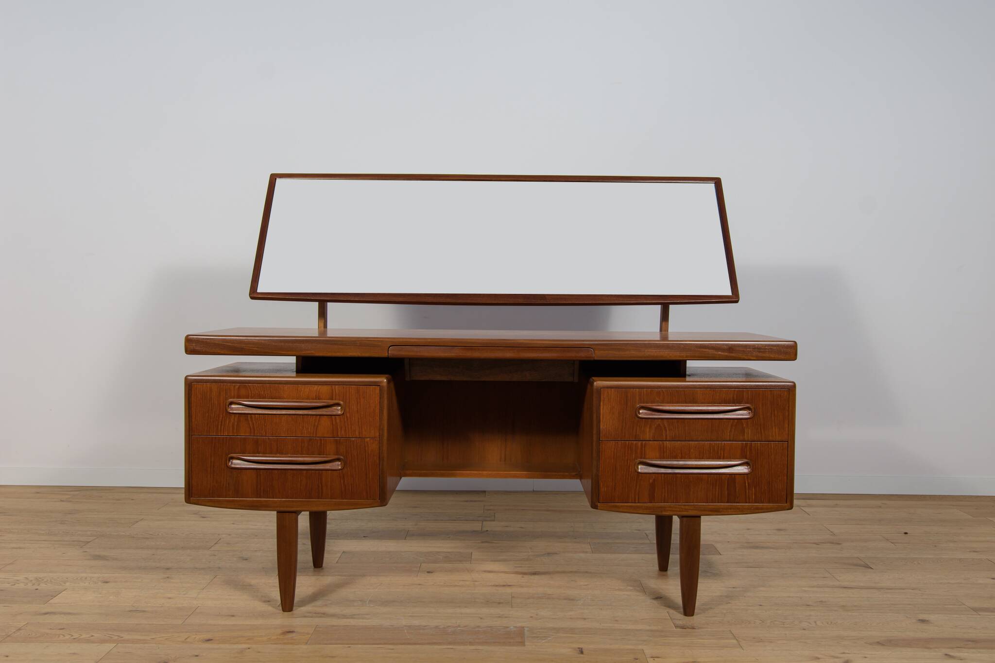 Coiffeuse du milieu du siècle par Victor Wilkins pour G-Plan, Royaume-Uni, 19