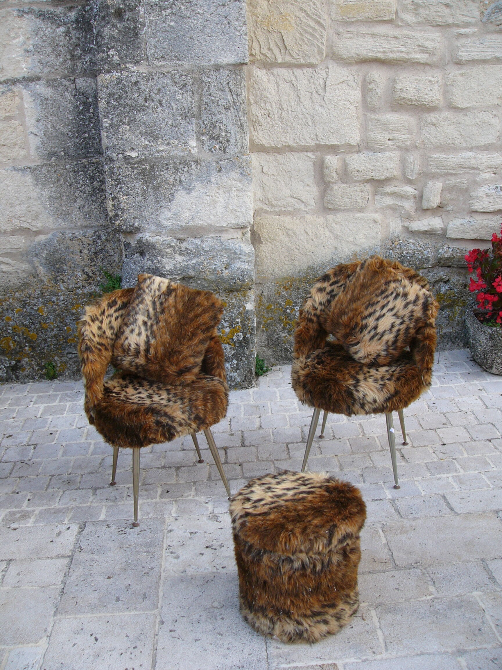 Ensemble de 2 fauteuils et un pouf en fourrure
