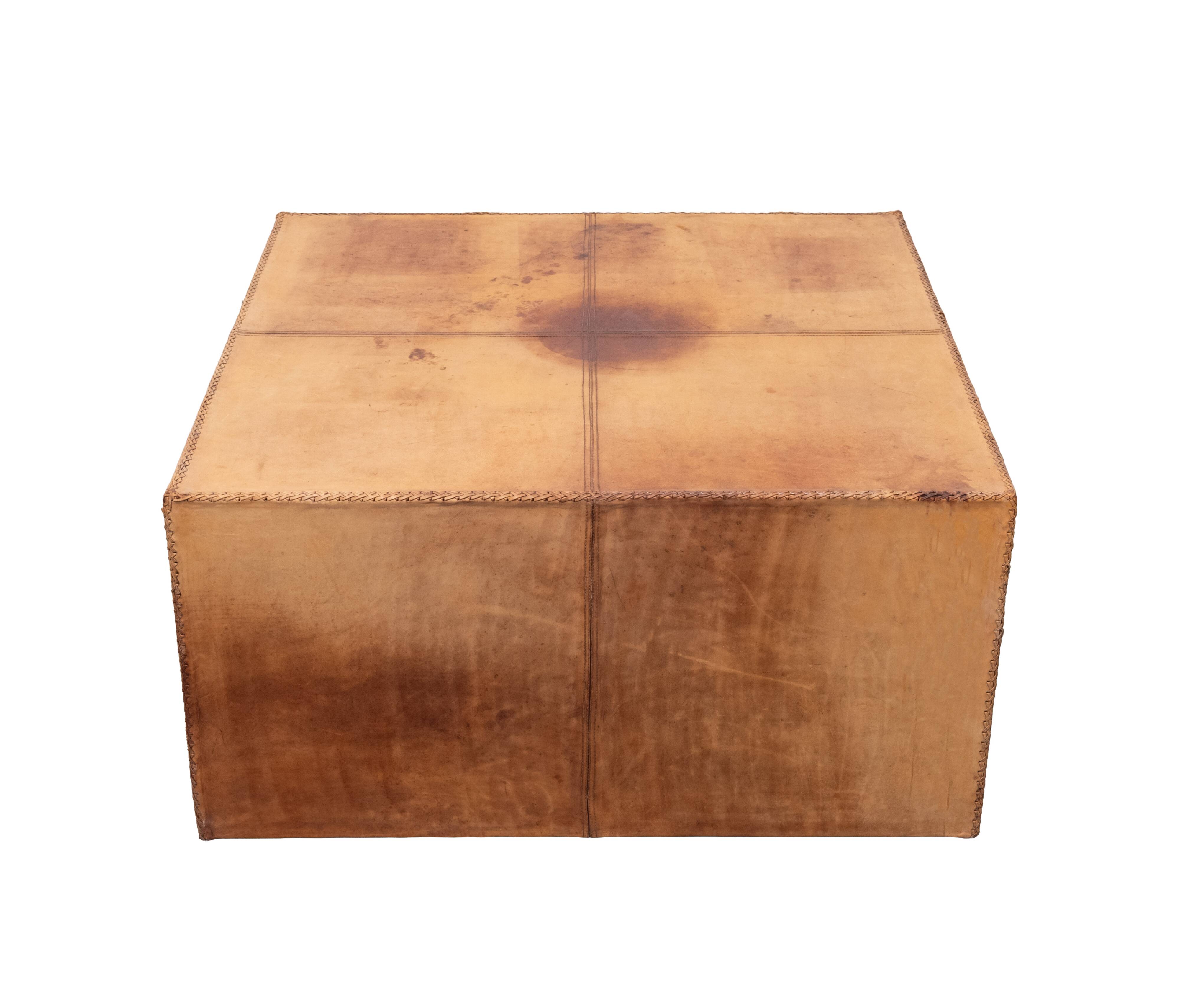Table basse en cuir cognac à grands points des années 1970, France