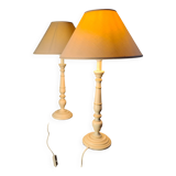 paire de lampes de chevet bois tourné peint creme et liseret chocolat 53x30
