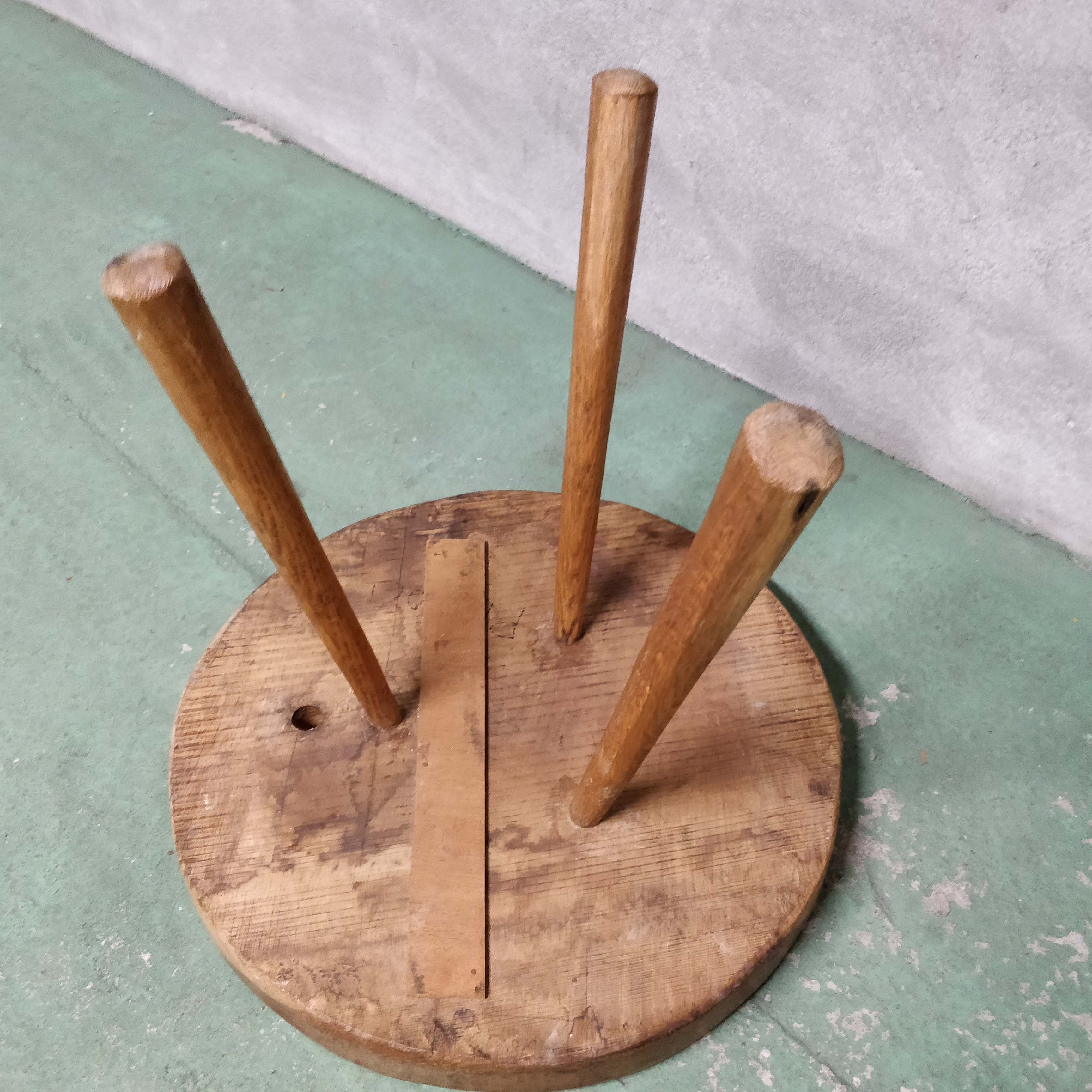 Tripod coffee table in solid wood