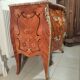 Commode style Louis XV bois de rose ,galbée toutes faces ,décor marqueté de fleurs