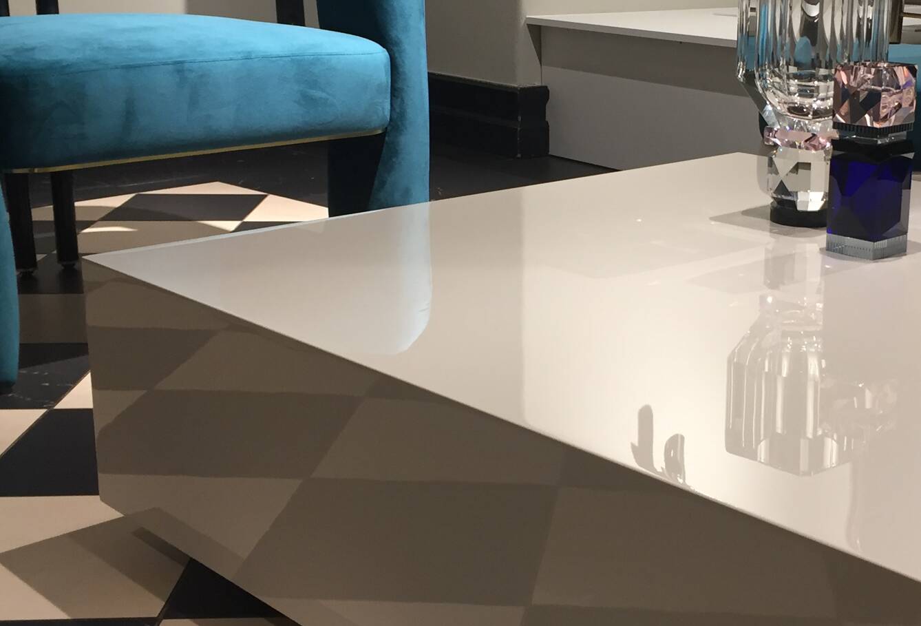 Table basse Essence conçue par le designer italien Gio Pagani.