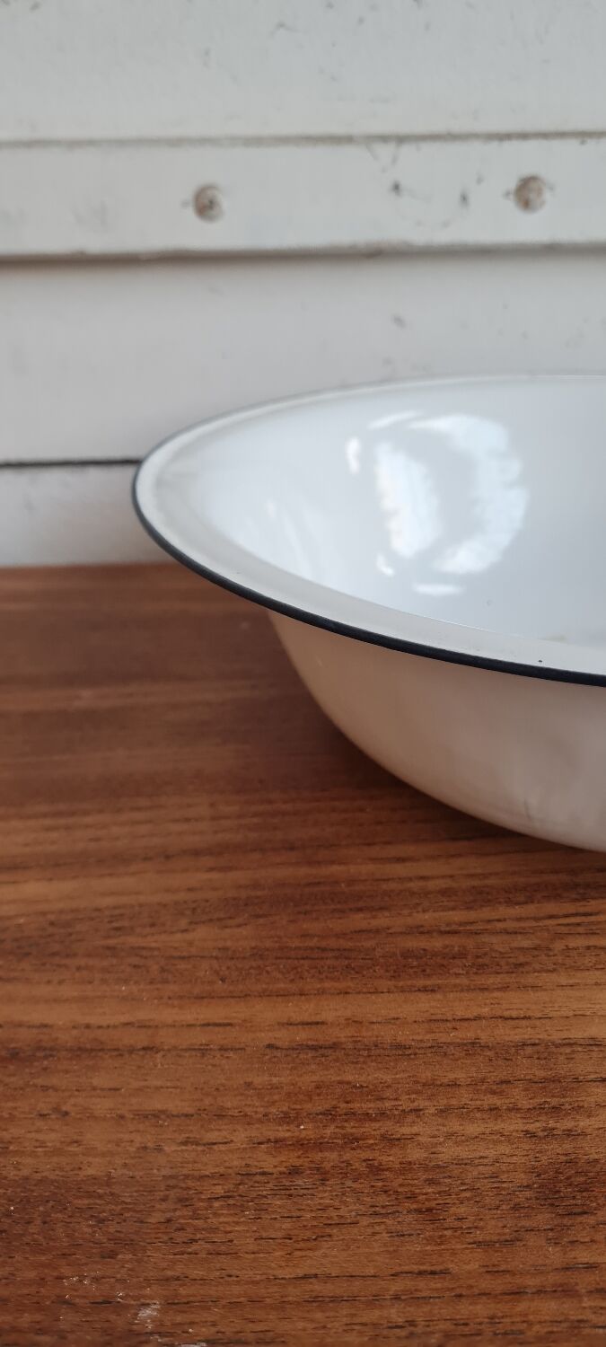 Enamelled sheet metal basin