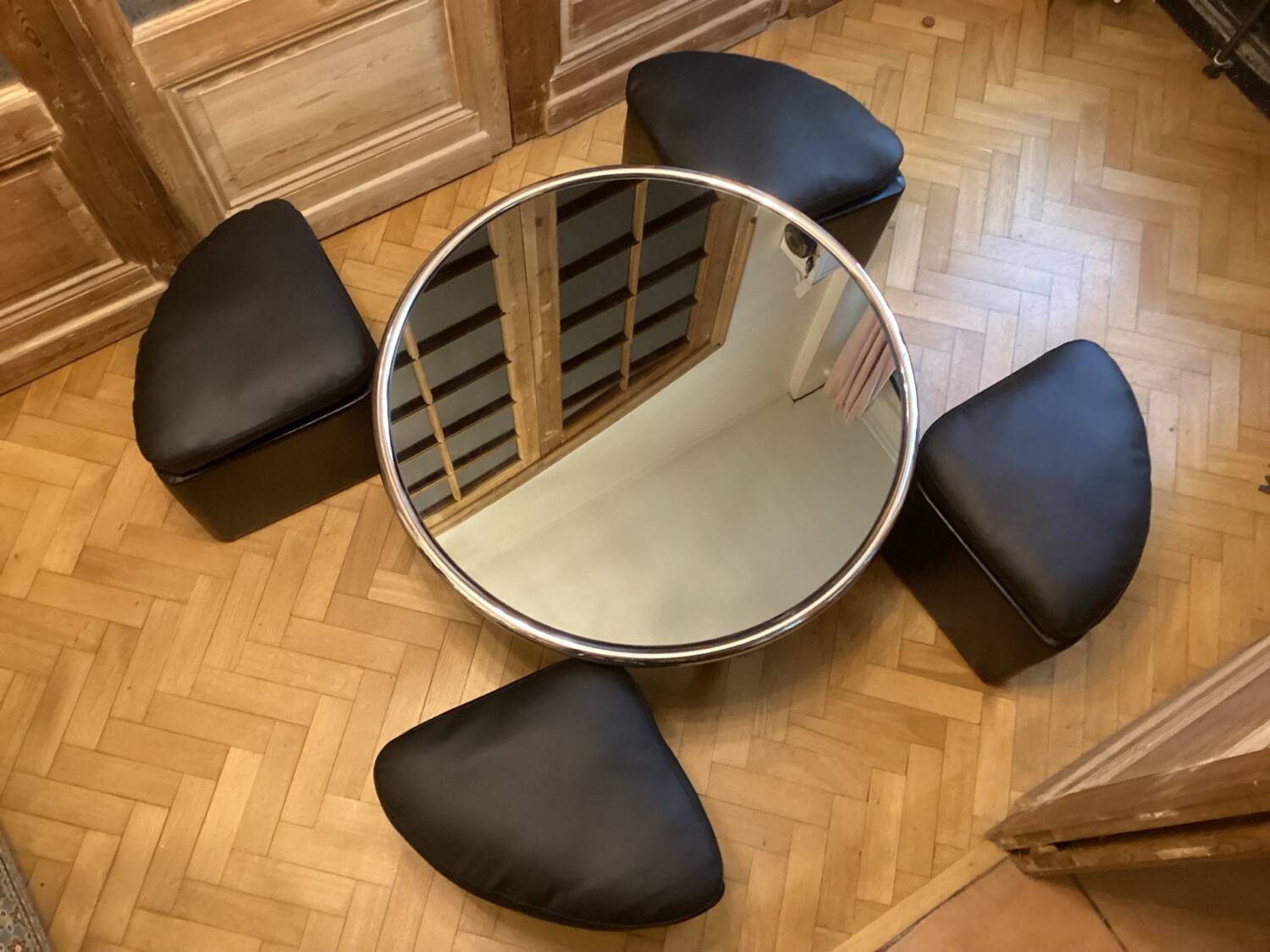 Chrome-plated metal coffee table with 4 vintage nesting poufs