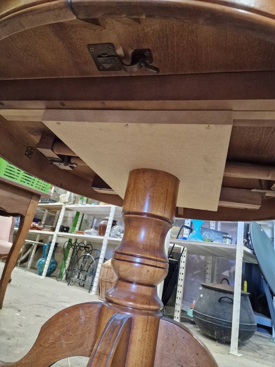 Extendable Round Table in Solid Oak – Classic Style &