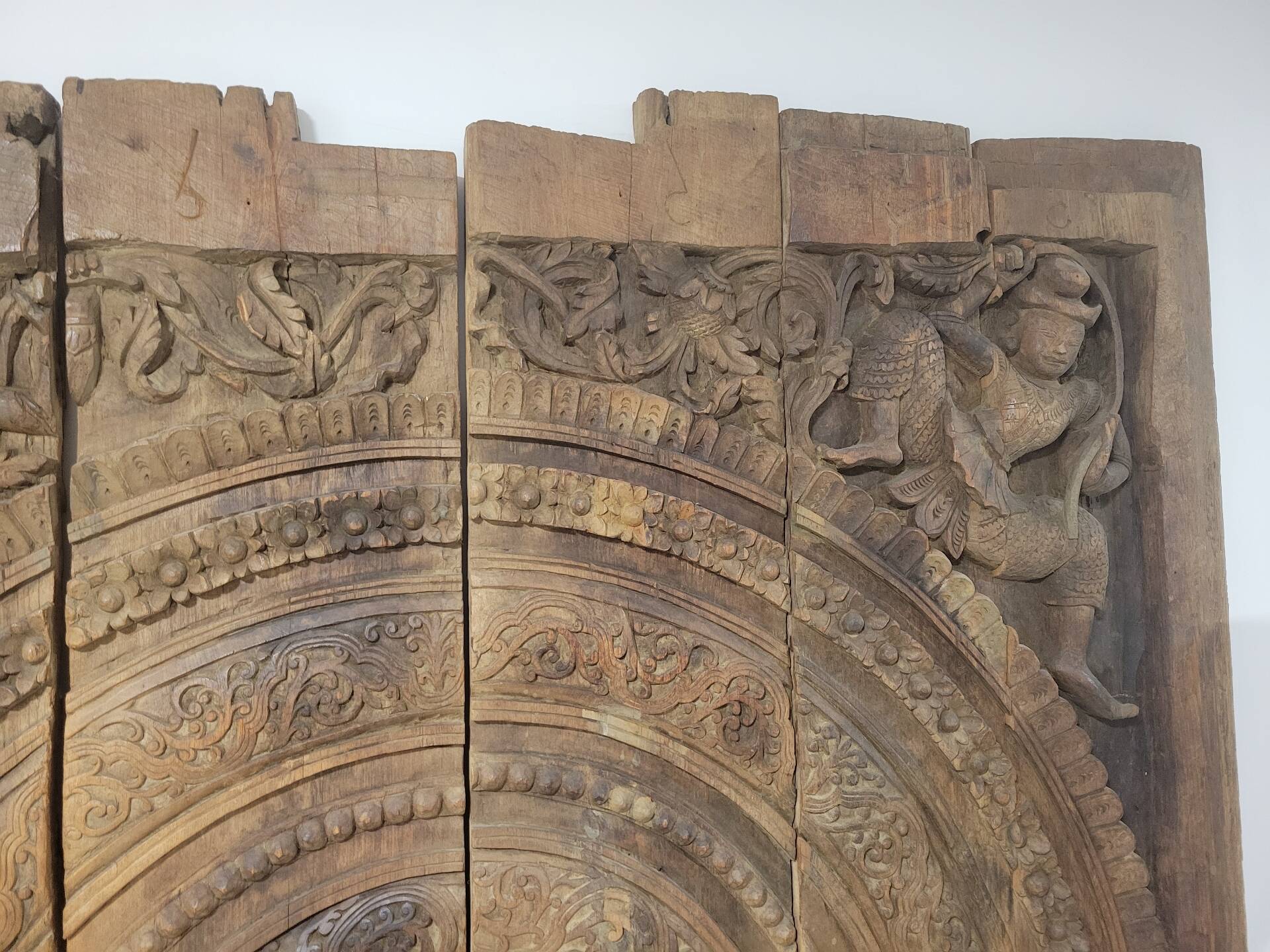 Carved wooden ceiling Curiosity cabinet 155×194cm