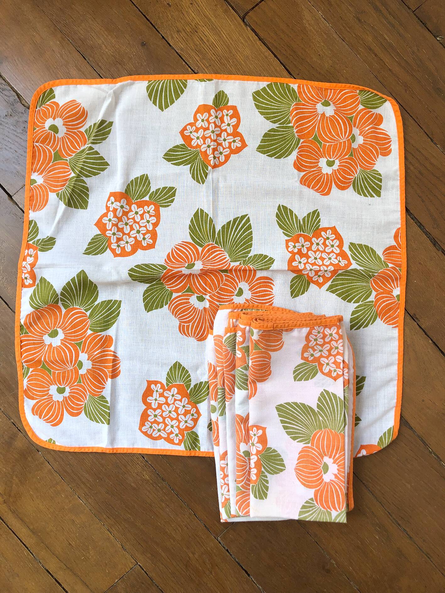 Nappe et serviettes à fleurs, années 70