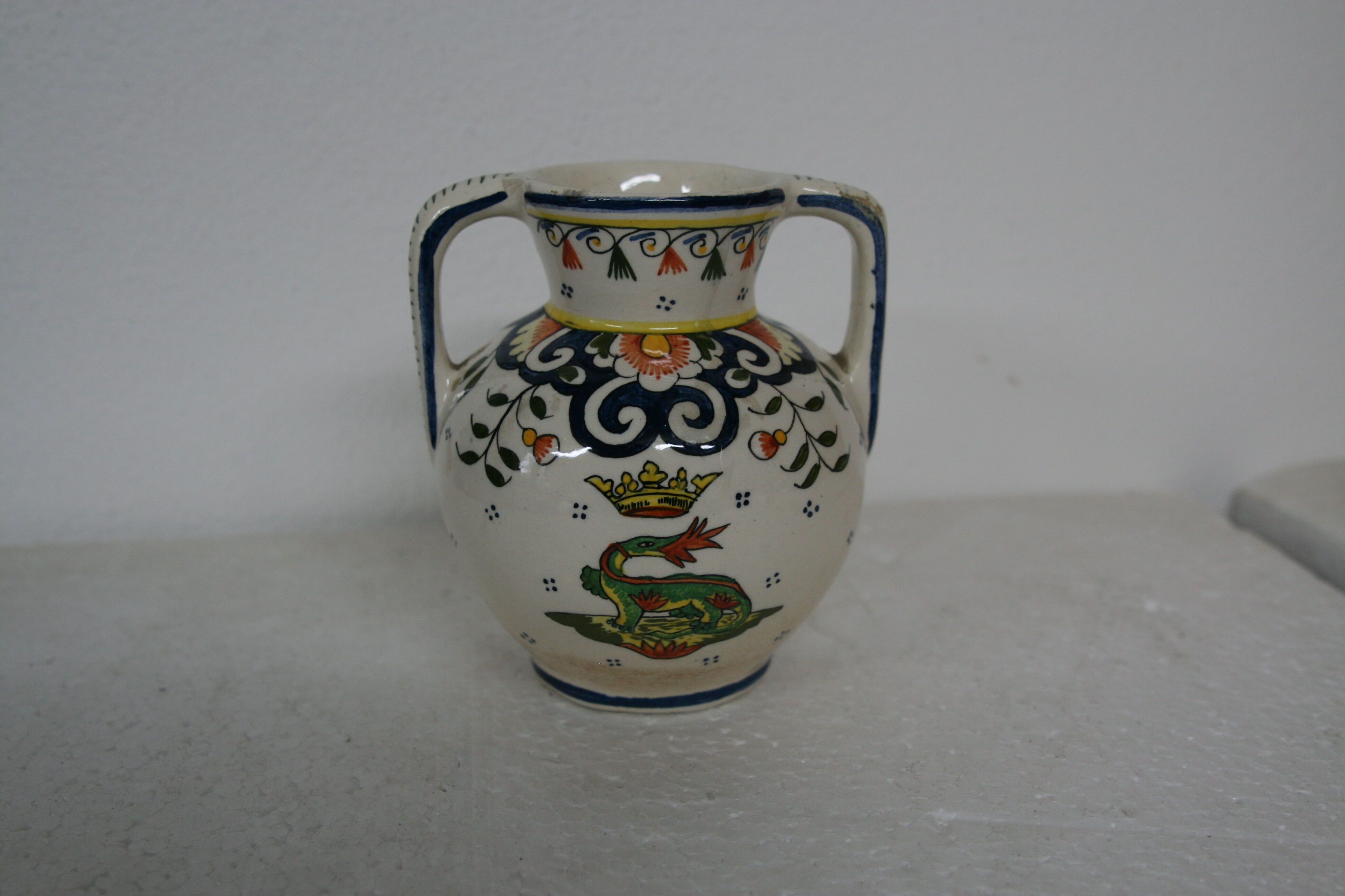 vase has faience handles of decor dragon towers and crown