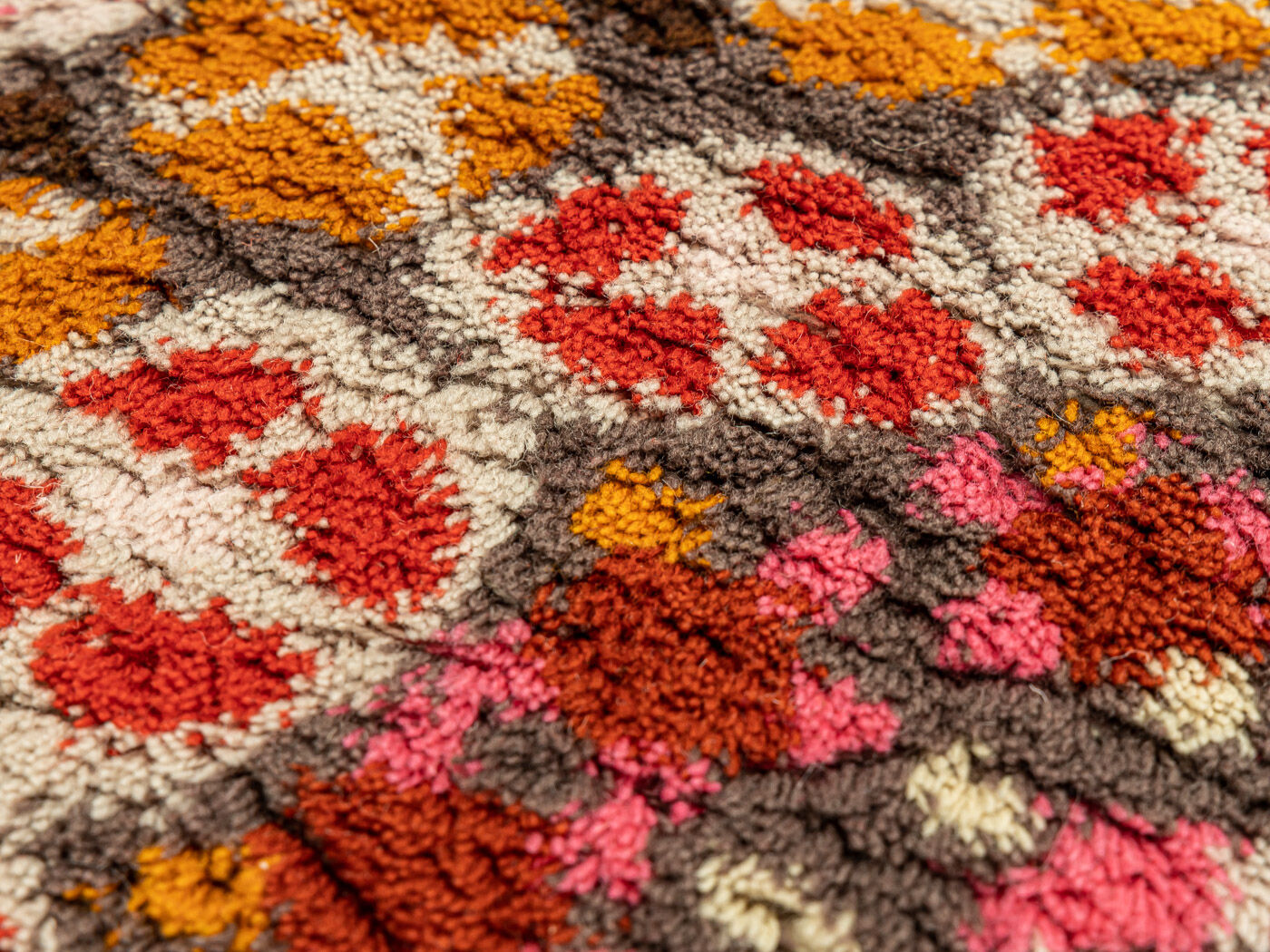 1970s carpet, 252 x 344