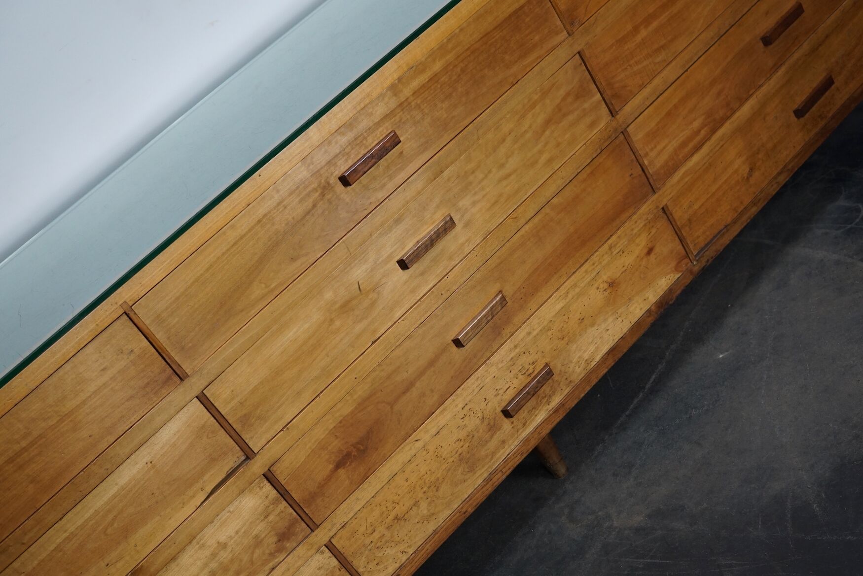 Armoire ou comptoir de mercerie en noyer espagnol vintage, années 1960