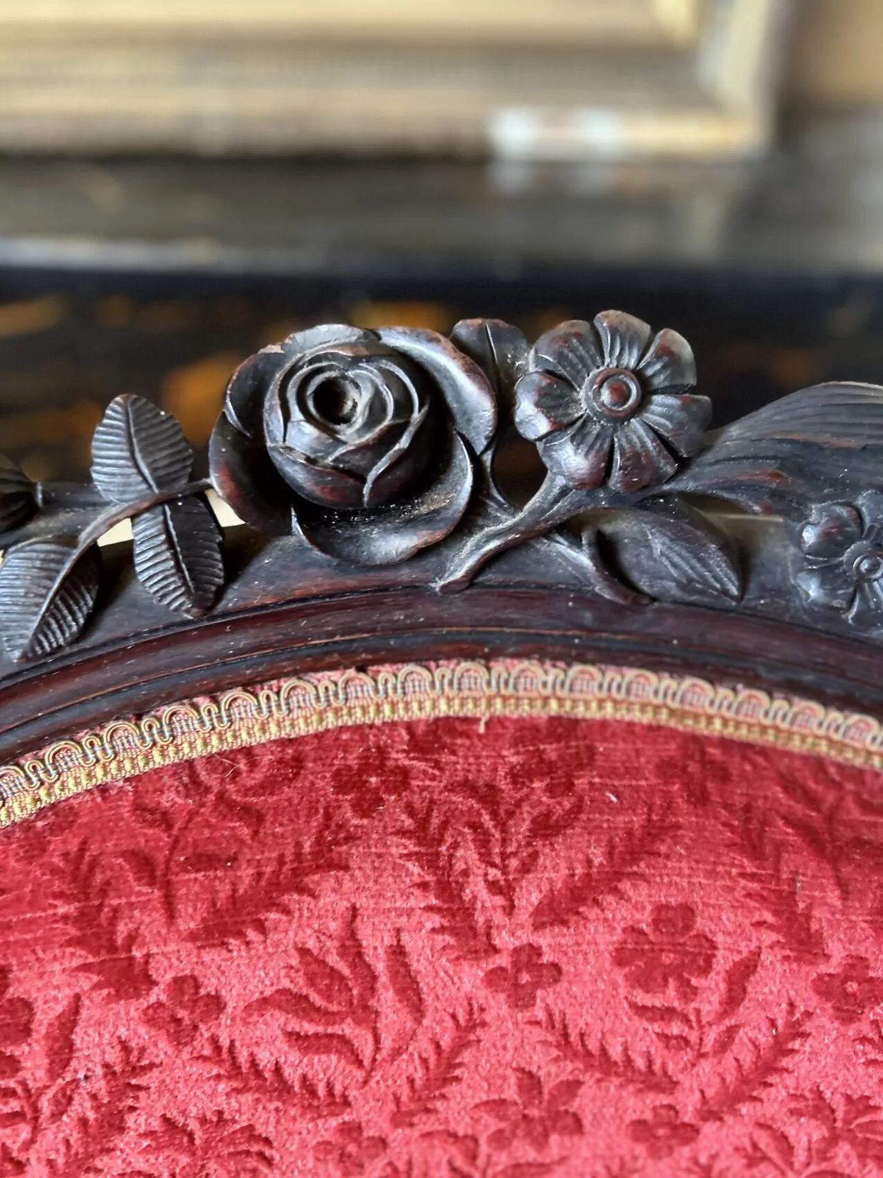 Napoleon III medallion armchair in carved wood and red velvet.