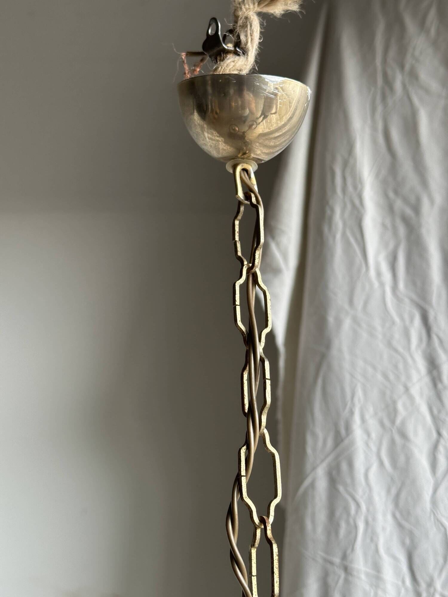 Petit lustre rose et doré à 3 bras de lumières