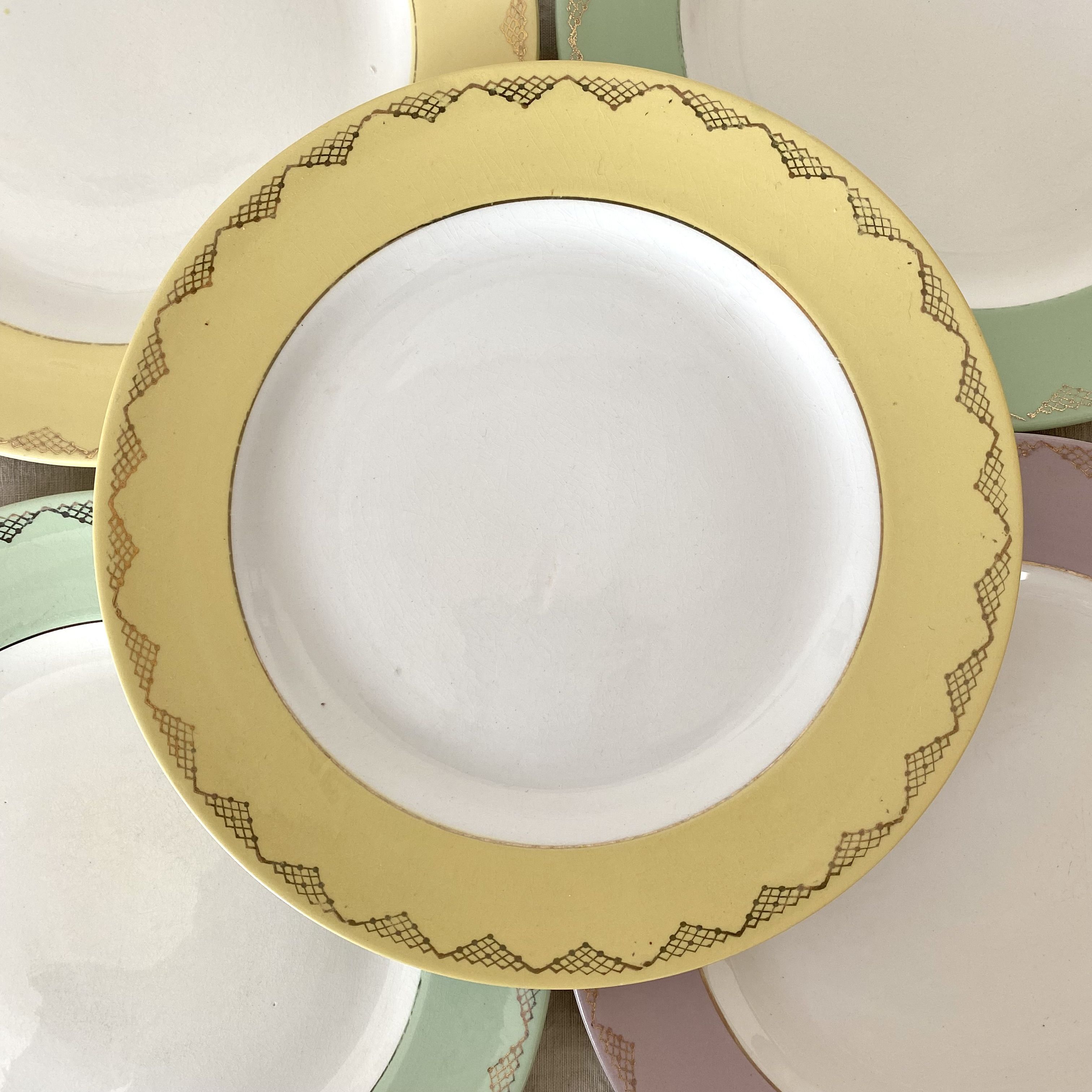 Assiettes plates l'amandinoise couleurs pastel, années 60