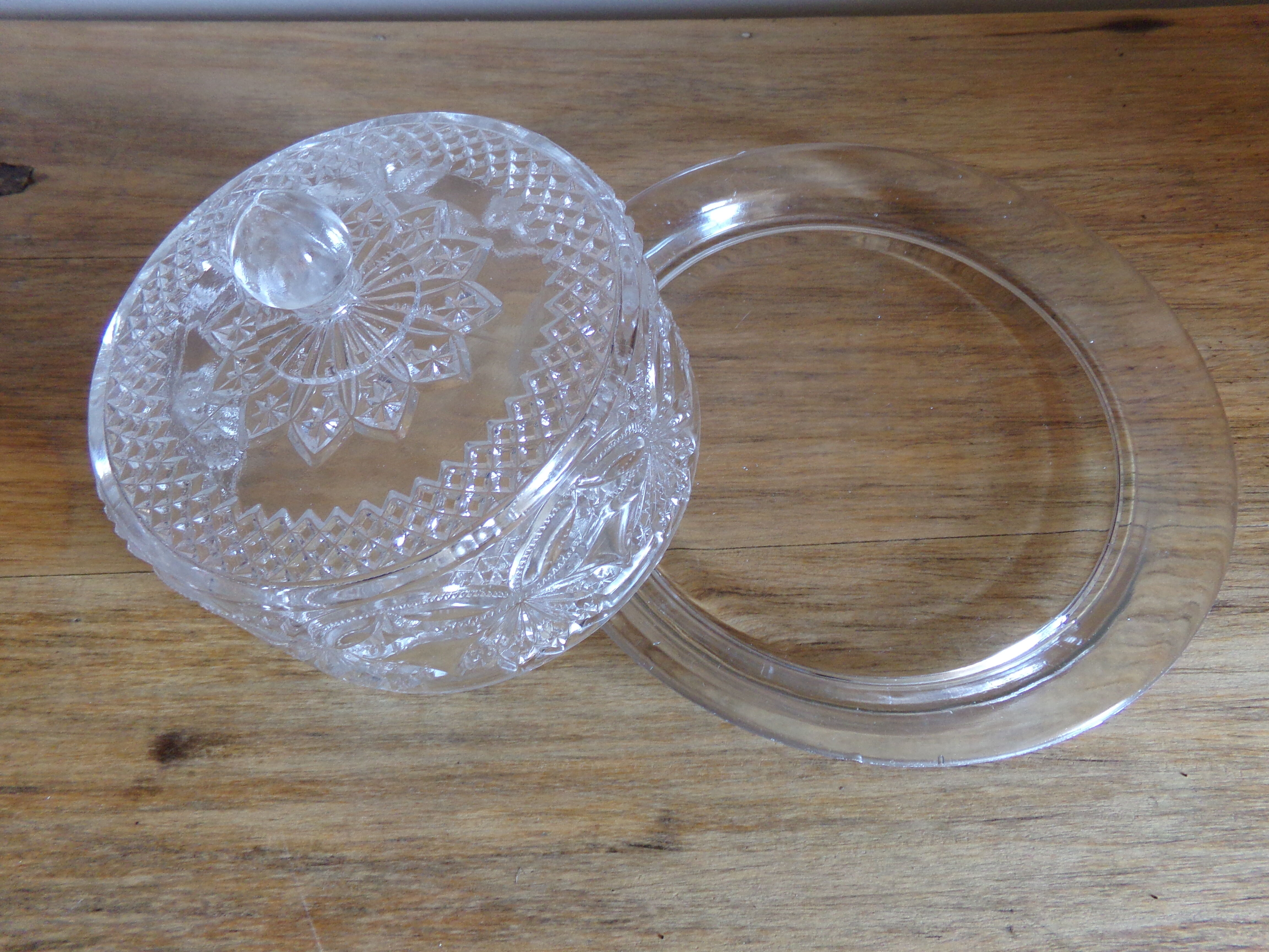 Cloche en verre ciselé et son plat