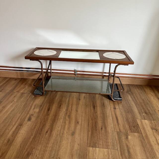 Table basse artisanale et fonctionnelle