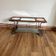 Table basse artisanale et fonctionnelle