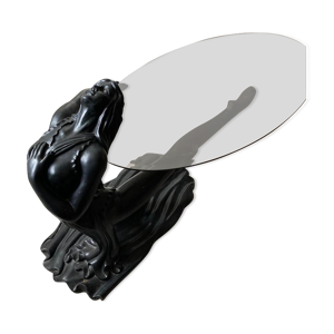 Table en verre avec une statue