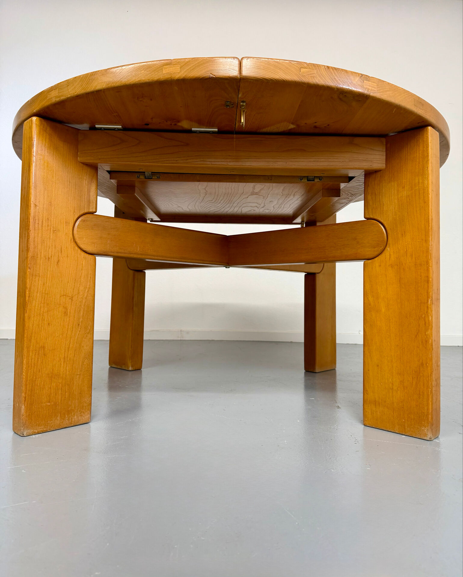 Extendable round table Maison Regain in solid elm, 1970s design.