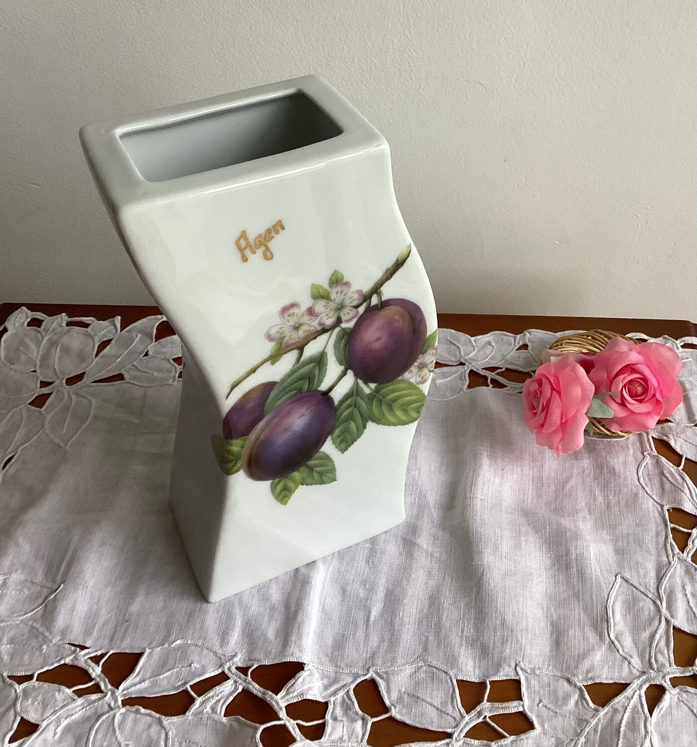 Porcelain vase Decoration by artist Maïthé “Agen”