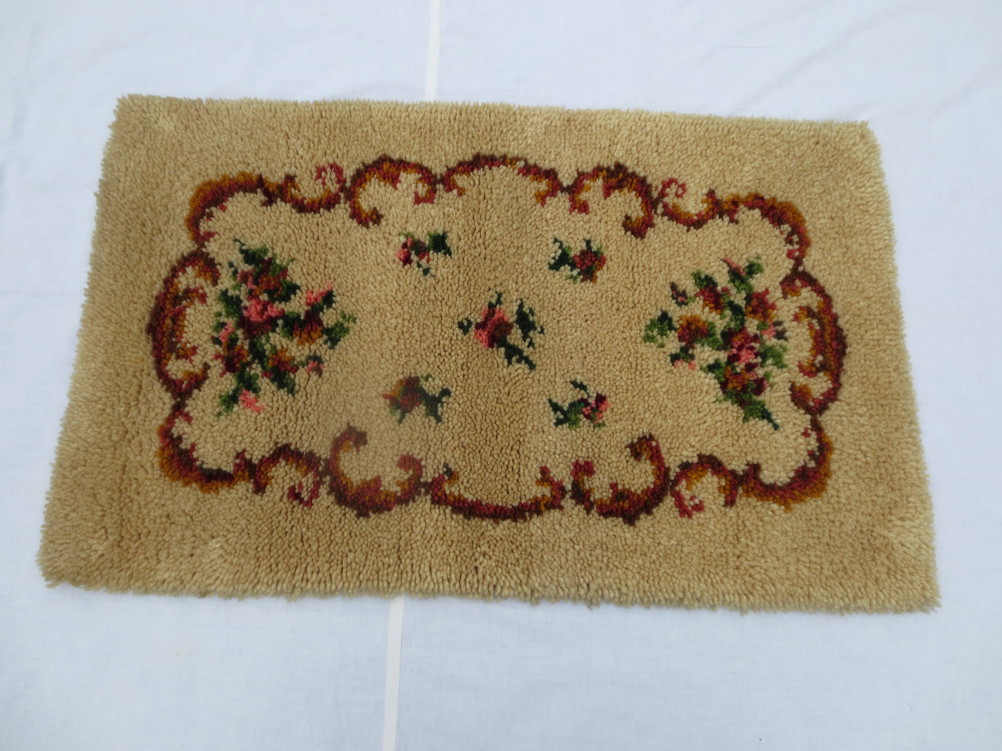 Old carpet descente bed in high wool handmade 110x70cm