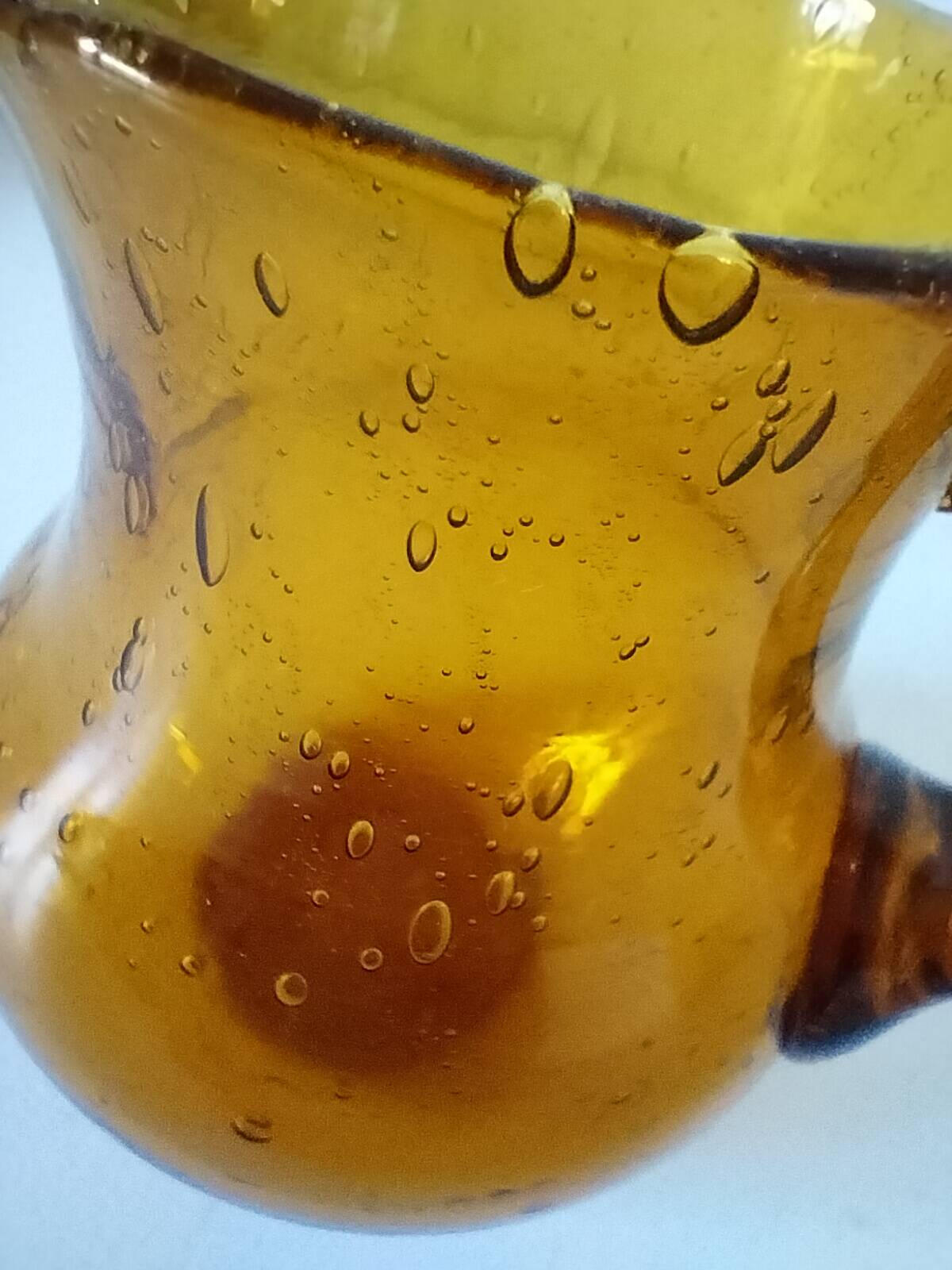 Petit pichet en verre bullé de Biot jaune doré