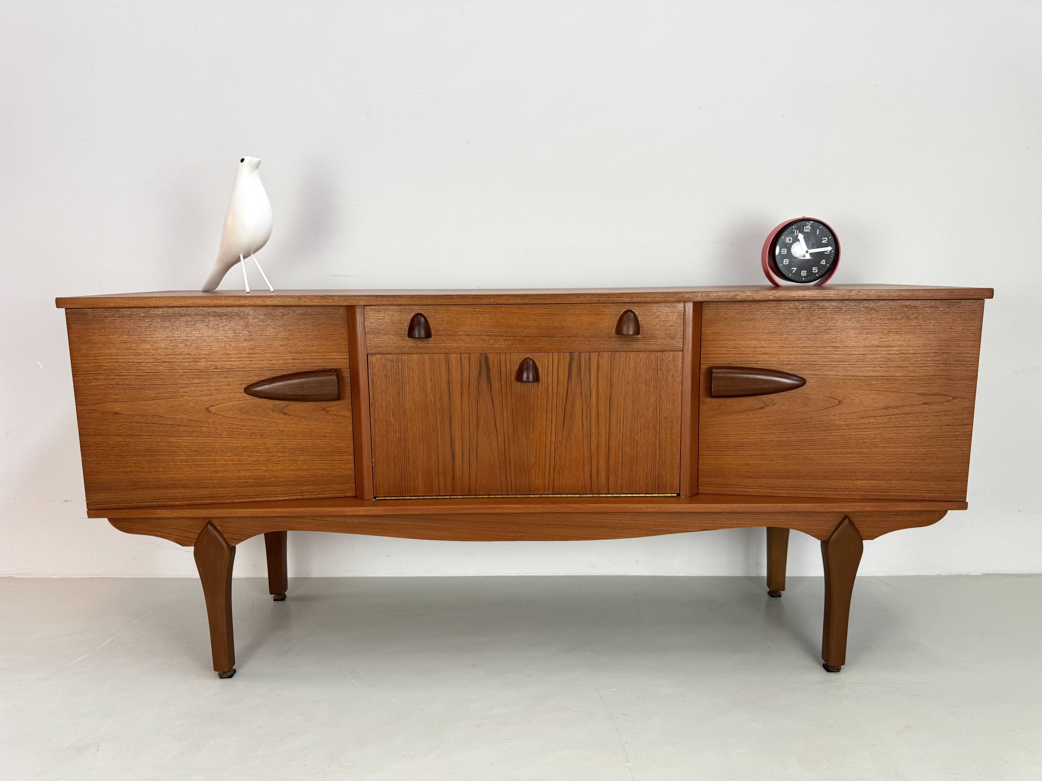 Buffet unique de style art déco des années 60 avec poignées en palissandre.