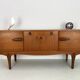 Buffet unique de style art déco des années 60 avec poignées en palissandre.