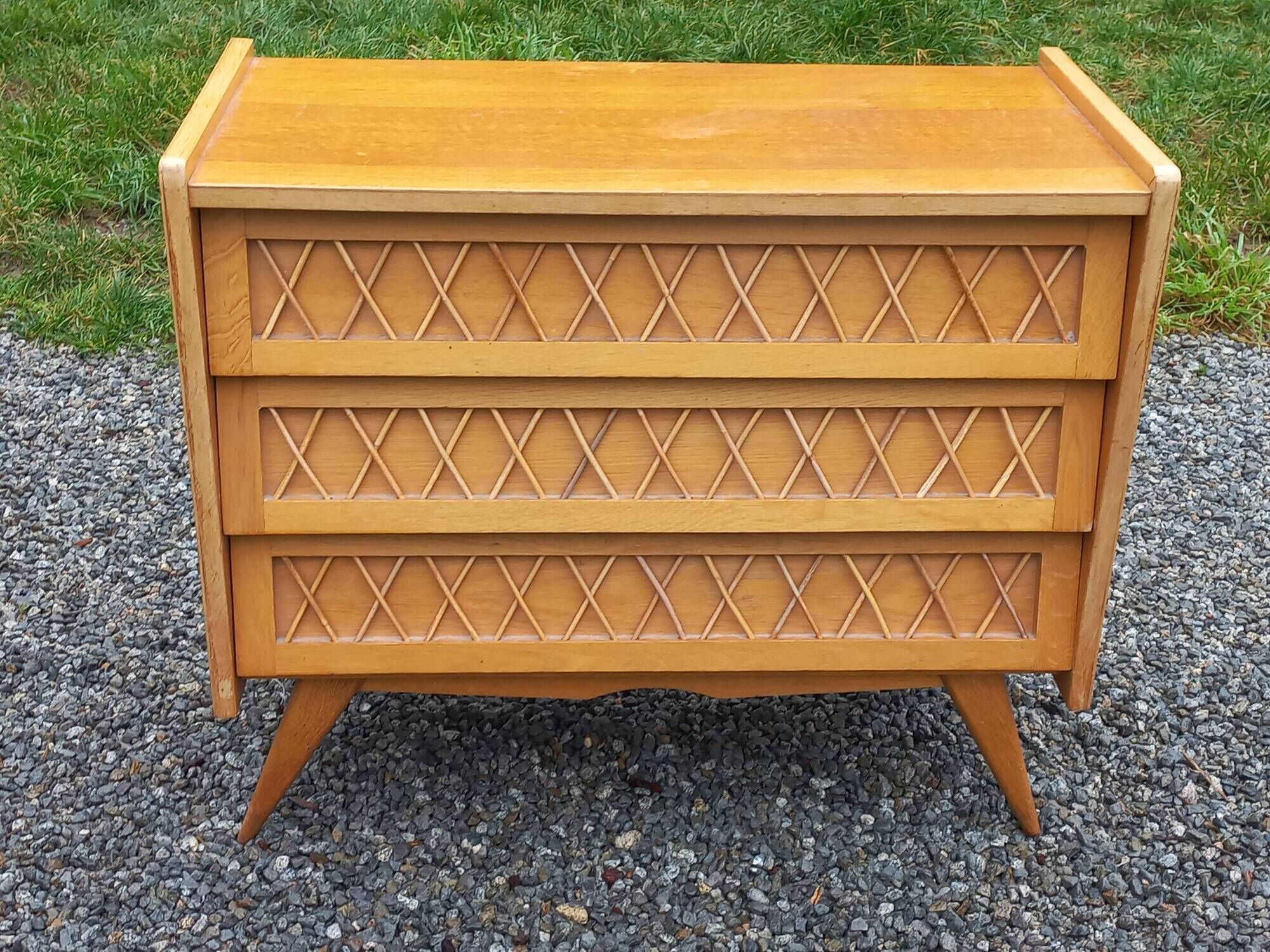 Vintage chest of drawers in light oak and rattan with tapered legs, 3 drawers from the 1950s.