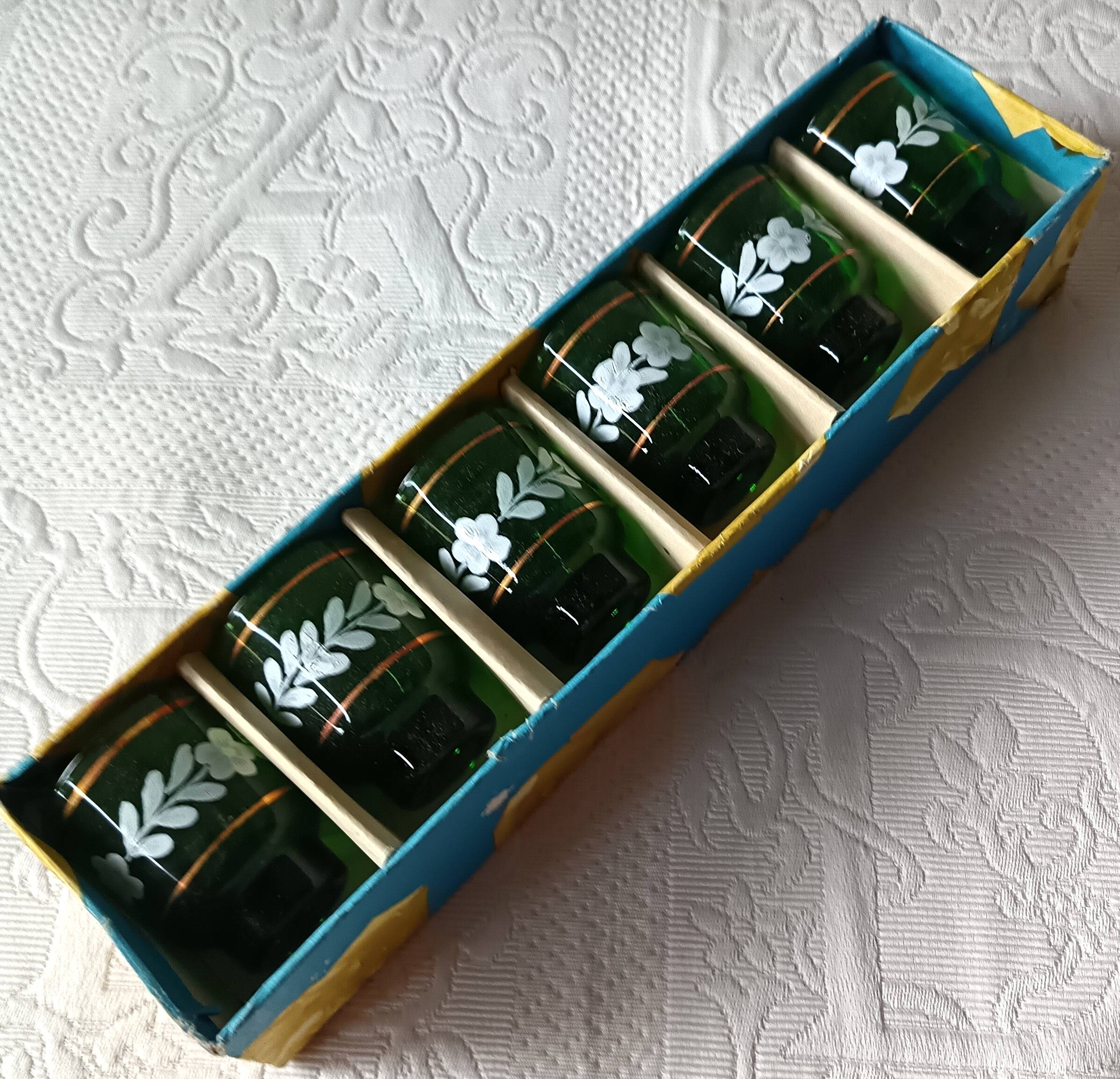 6 verres à liqueur verts décor fleuri blanc vintage