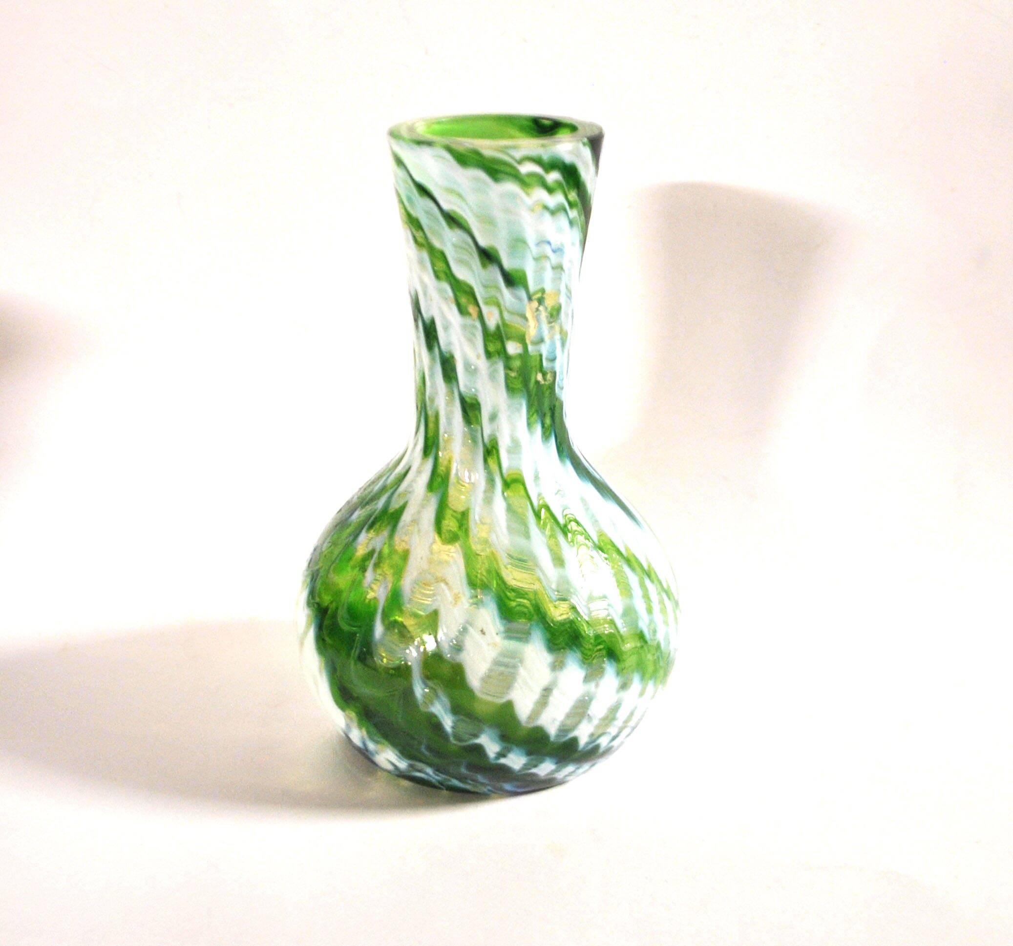 Murano vase in blown glass with green filigree, vintage 1960.