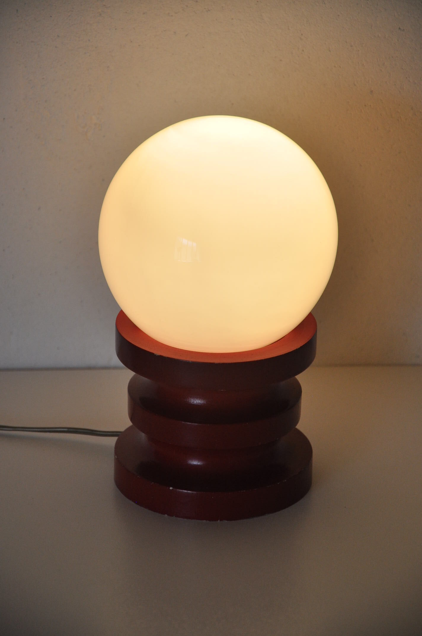Lampe bois laqué et opaline vintage